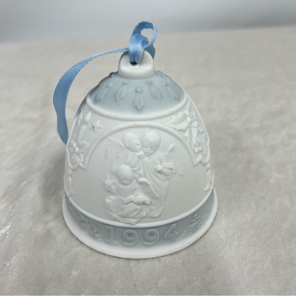 1994 Lladro Christmas angels working Bell porcelain white blue